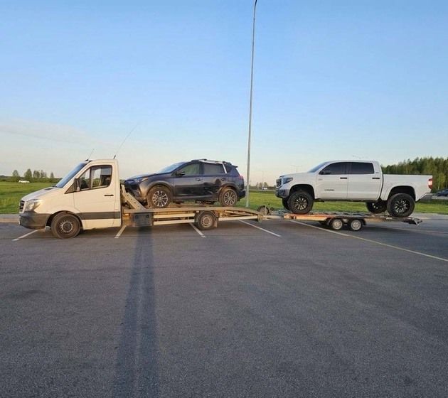 Tralo pagalba transportuojant automobilį Palangoje.