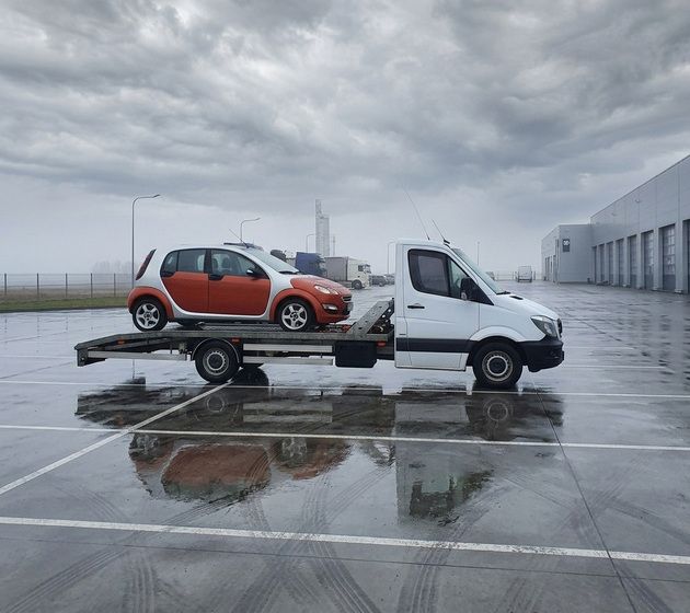 Naujų, apgadintų ir nevažiuojančių automobilių transportavimas.