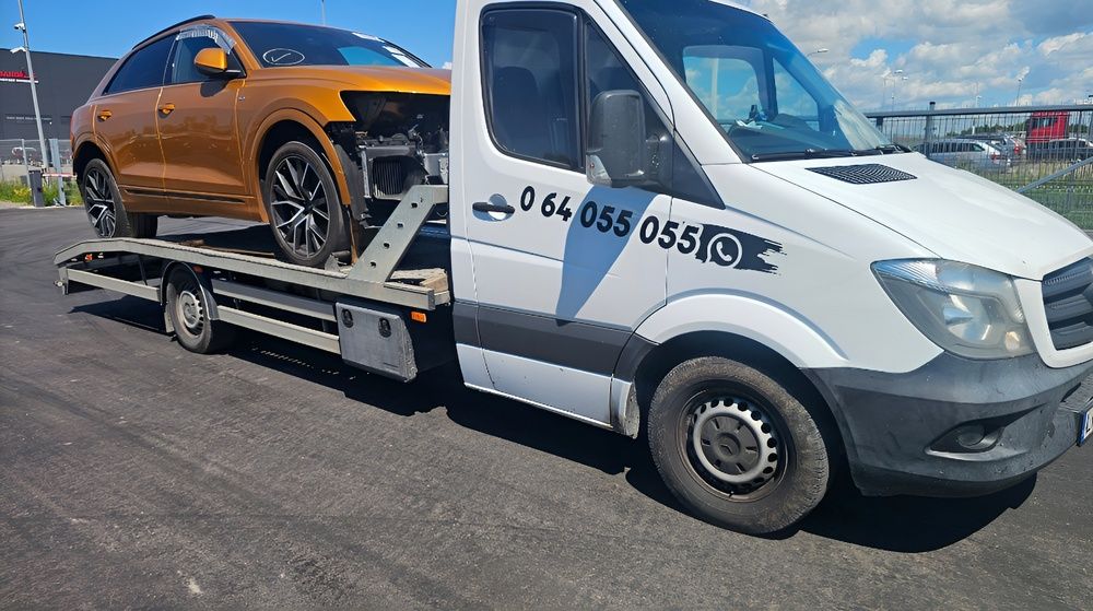 Sugedęs automobilis vežamas ant tralo Klaipėdoje.