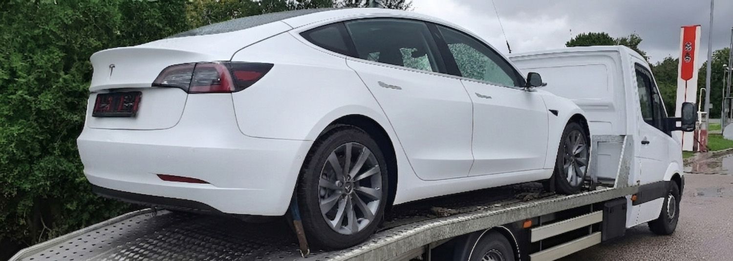 Sugedusiam automobiliui suteikiama techninė pagalba.